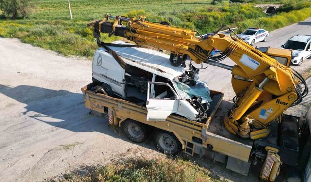 Yolcu treni sıkışan kamyoneti yaklaşık 200 metre sürükledi