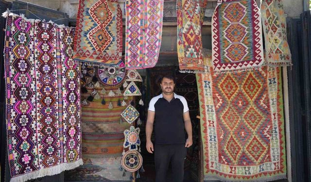 Yörük köylerinden topladığı halı ve kilimleri satarak geçmişi geleceğe taşıyor