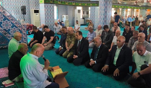 IĞDIR’DA 15 TEMMUZ HAZIRLIĞI: CADDE VE SOKAKLAR BAYRAKLARLA DONATILDI, ŞEHİTLER İÇİN MEVLİD OKUTULDU