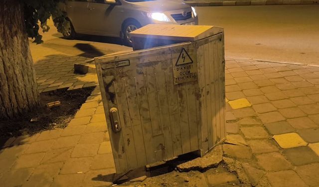 IĞDIR SOKAKLARINDA KORKUTAN MANZARA: ELEKTRİK TRAFOLARI FACİAYA DAVETİYE ÇIKARIYOR!
