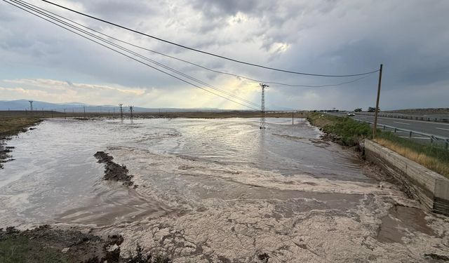 SAĞNAK YAĞMUR SELE DÖNDÜ
