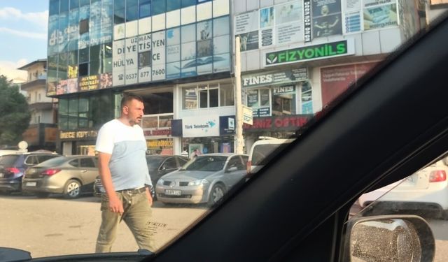 BELEDİYE MEYDANI'NDA ARAÇLARI DURDURUP VATANDAŞLARDAN PARA İSTİYOR