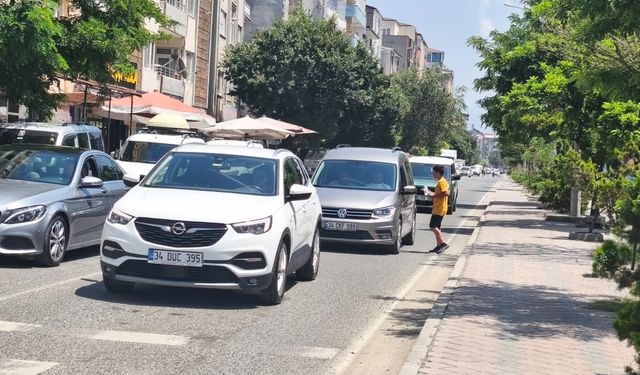 Iğdır’da Trafikte Tehlikeli Mesai: Kırmızı Işıkta Su Satan Çocukların Sayısı Artıyor!
