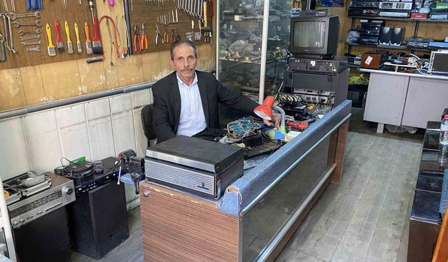 80'ler Sokağı'nın zamana direnen son ustası: Yarım asırdır geçmişin sesini onarıyor
