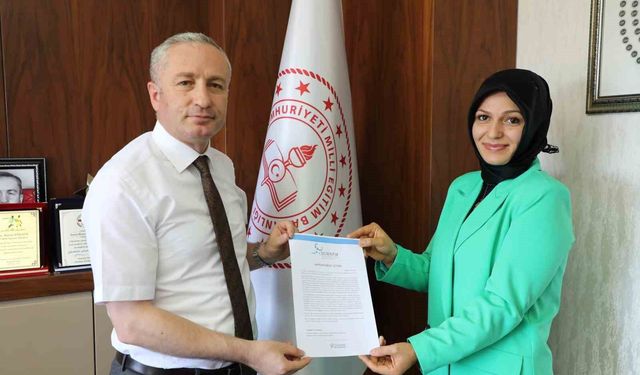 Ağrı Milli Eğitim Müdürü Kökrek, Scientix Elçisi Özmüş'ü tebrik etti