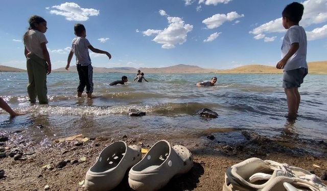 Ağrı'da kavurucu sıcakta tehlikeli serinlik: Çocuklar Patnos Barajı'na akın etti