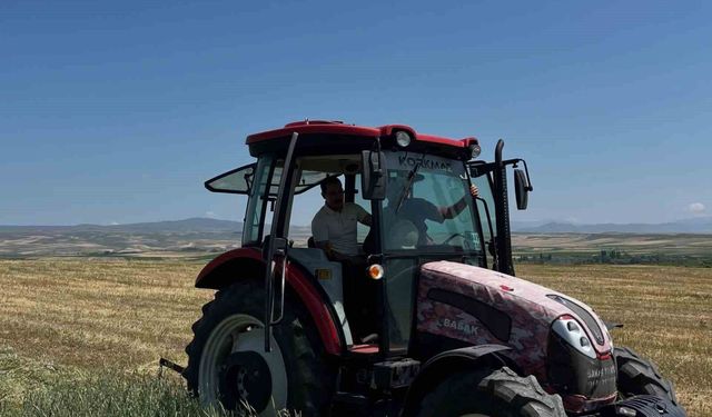 Akyaka Kaymakamı İsmail Demirtaş çiftçilerle hasat yaptı