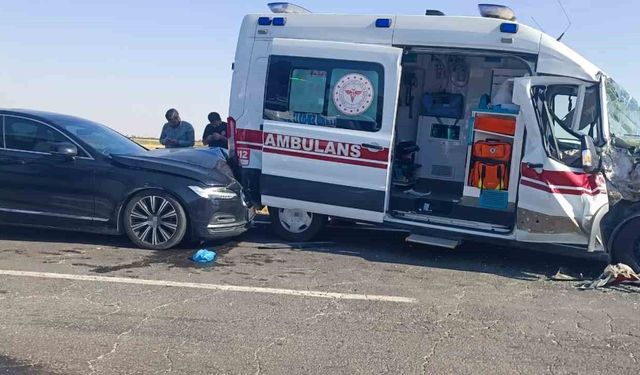 Ambulans, tır ve otomobilin karıştığı kazada 3 kişi yaralandı