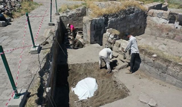 Ani Örenyeri'nde 900 yıllık erzak deposu gün yüzüne çıkarıldı