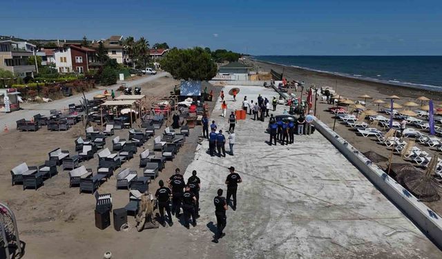 Atakum sahilinde işgal denetimi: Kumsaldaki masa, sandalye ve şezlonglar kaldırıldı