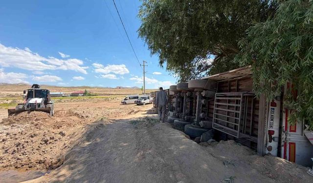 Başkale'de saman yüklü tır devrildi