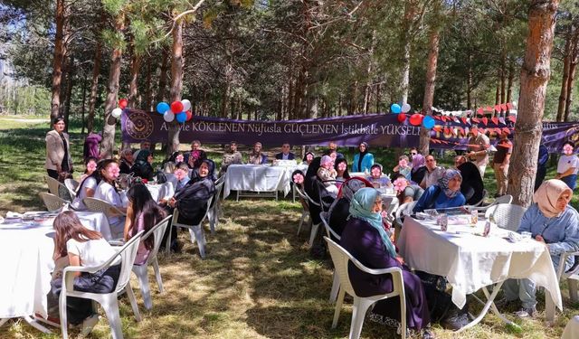 Bayburt'ta Koruyucu aileler ve çocuklar piknikte buluştu