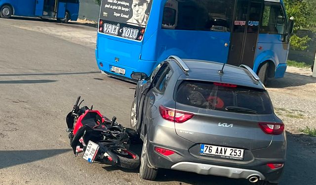 IĞDIR’DA MOTOSİKLET İLE OTOMOBİL ÇARPIŞTI: 1 YARALI
