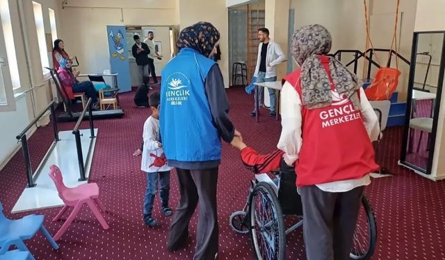 Hamur Gençlik Merkezi'nden özel öğrencilere anlamlı ziyaret