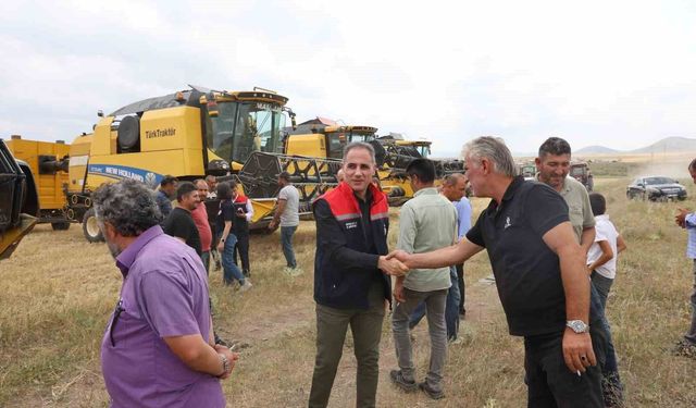 Kars'ta 2026 hububat hasadı başladı: İlk biçim tarlada yapıldı