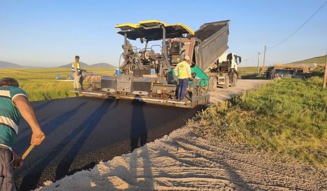 Kars'ta köy yollarında ulaşım hamlesi! BSK ve beton yol çalışmaları aralıksız sürüyor