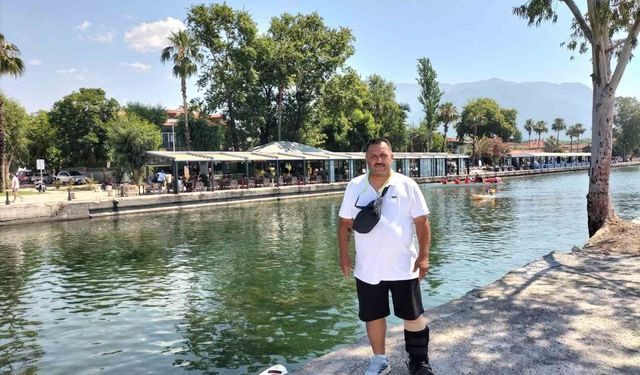 Köyceğizli muhtar Yorulmaz, kırık ayağı ile görevini sürdürüyor