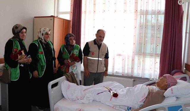 Oltu'da hastalara moral ziyareti