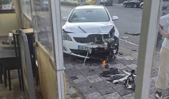 Otomobiller çarpıştı: Bir sürücü hastaneye kaldırıldı
