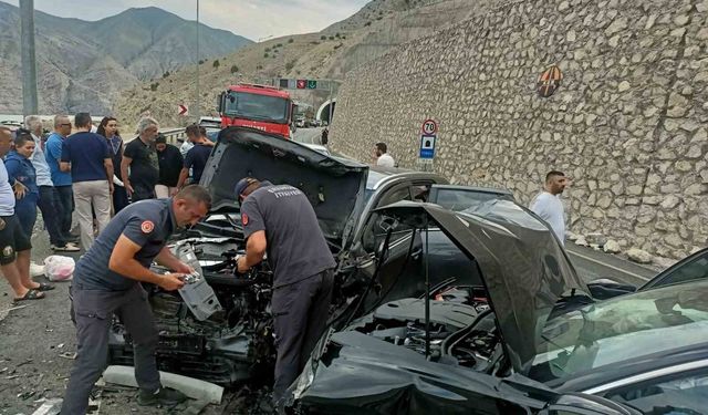 Pirinkayalar Tüneli çıkışında otomobiller kafa kafaya çarpıştı: 4 yaralı