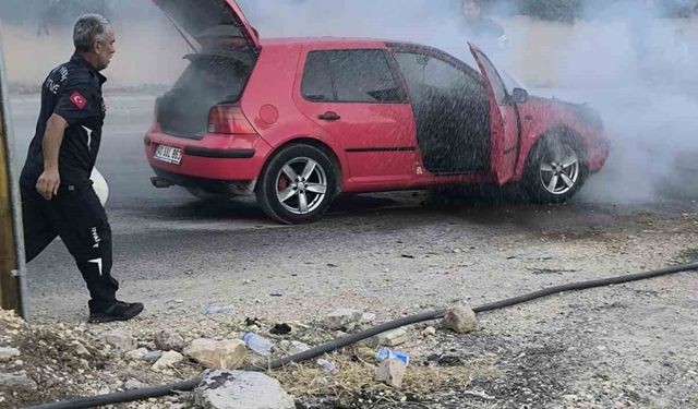 Seyir halindeki otomobil alev aldı