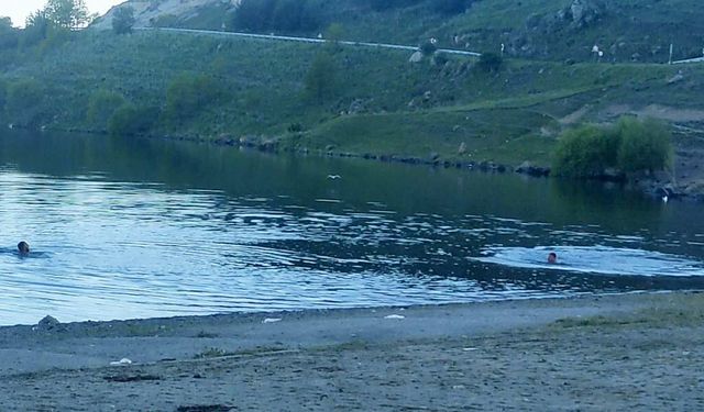 Sıcaktan bunalan gençler Çıldır Gölü'nde serinliyor