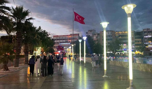 Sıcaktan bunalan vatandaşlar akşam serinliğinde nefes alıyor