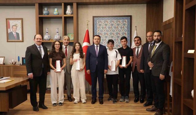 Vali Musa Işın, LGS Türkiye birincilerini ağırladı