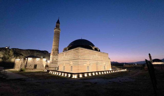 Van semalarında hilal Ay ve Mars, tarihi camilerle aynı karede