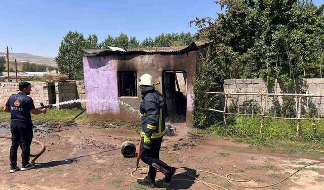 Van'ın Tuşba ilçesinde odunluk yangını