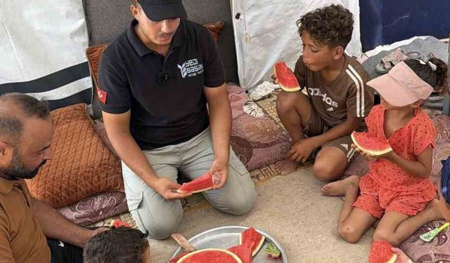 Yaz şenliği düzenledi, halka karpuz dağıttı