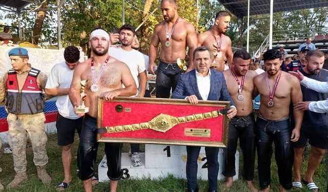 TARİHİ ÇARDAK GÜREŞLERİ’NDE BAŞPEHLİVANLIĞI FEYZULLAH AKTÜRK KAZANDI