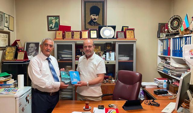 Nahçıvanlı Şair Süleyman Rzazade Kitaplarını Takdim Etti