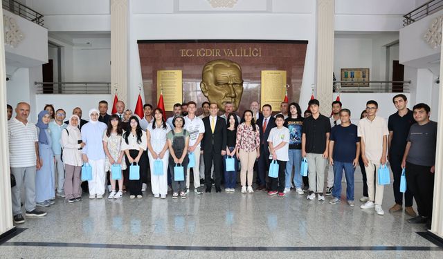 BAŞARI TESCİLLENDİ: VALİ TAŞOLAR DERECEYE GİREN ÖĞRENCİLERİ AĞIRLADI
