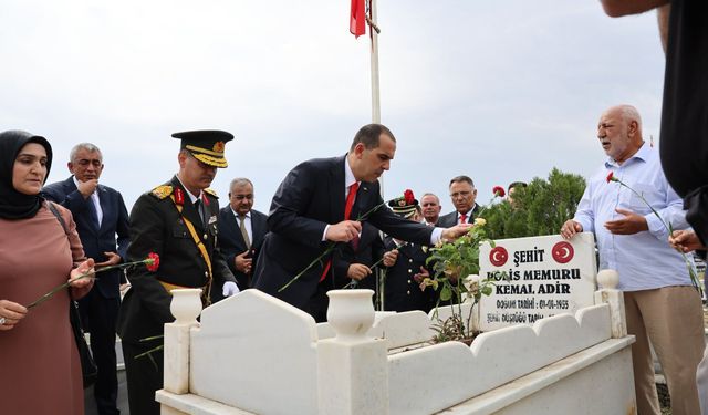 IĞDIR’DA ZAFER BAYRAMINDA ŞEHİT KABİRLERİNE KARANFİL BIRAKILDI