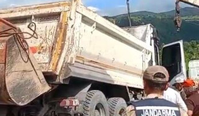 Asfalt yüklü kamyon devrildi: Ardahan-Posof karayolunu kısa süreliğine ulaşıma kapatıldı