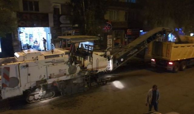 Belediye ekipleri yeni asfalt için eski asfaltı söküyor