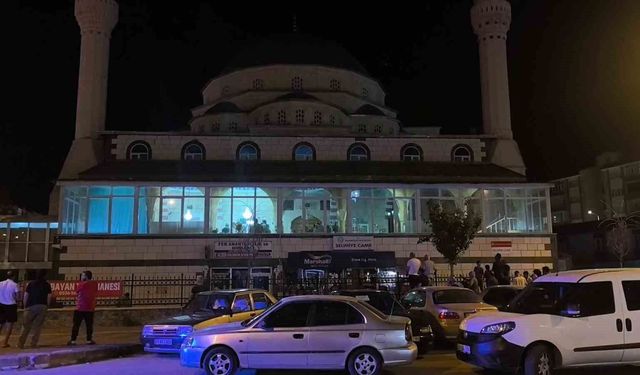 Camide asılı halde bulundu
