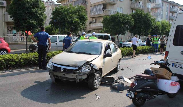 Direksiyon hakimiyetini kaybetti, karşı şeritteki otomobile çarptı