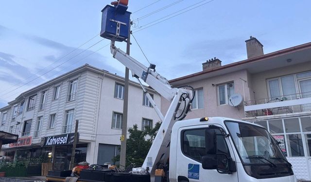 Elektrik direği kıvılcım saçtı: Mahalle sakinleri korku dolu anlar yaşadı