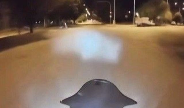 Erzincan'da iki motosikletin çarpışma anı kask kamerasına yansıdı