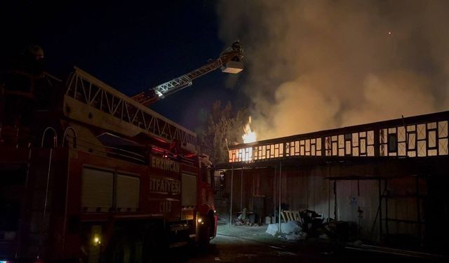 Erzincan'da mobilya imalathanesi alev alev yandı