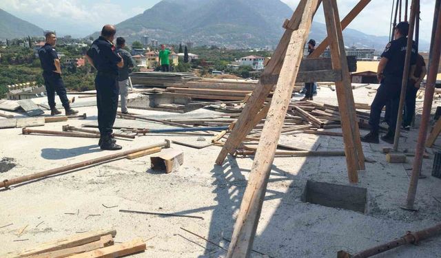 Eşini ve kayınvalidesini bıçaklayan şahıs intihar teşebbüsünü canlı yayınladı