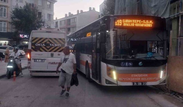 Hatalı park edilen servis aracı trafiğin tıkanmasına sebep oldu