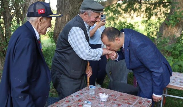 Iğdır Valisi M. Fırat Taşolar Şehit Babasının Elini Öptü