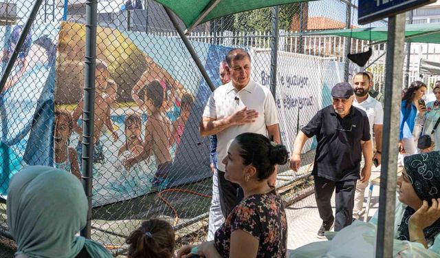 İlk kez havuzla tanışan çocukların sevincine Başkan Tugay ortak oldu