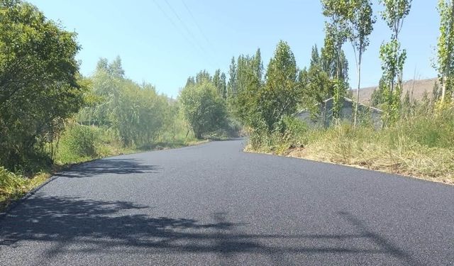 Kağızman'da köy yollarında asfalt seferberliği: 7 kilometrelik yol yenileniyor