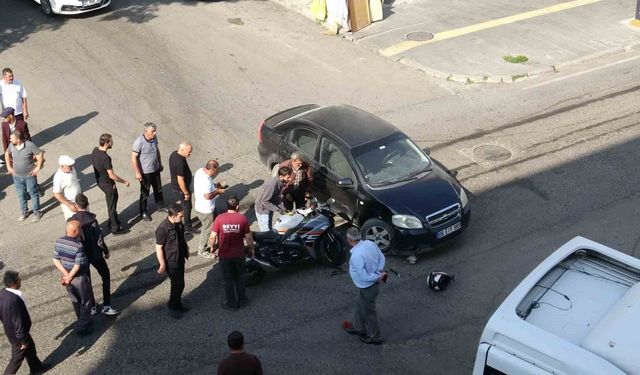 Kars'ta ilginç kaza: Otomobil ile motosiklet çarpıştı, sürücü motosikletini bırakıp kayboldu