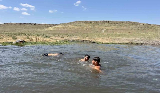 Kars'ta sıcaklık 30 dereceyi buldu, Çocuklar dereleri 'Denize' çevirdi