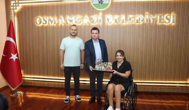 Osmangazi'nin başarılı pilotu kupayı başkan Aydın'la paylaştı